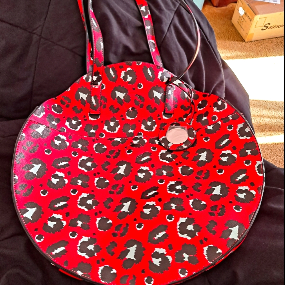 Round animal print pocketbook